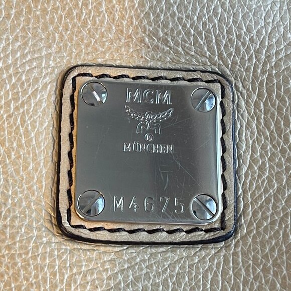 MCM Ivory Leather Shoulder Bag - Preowned - Picture 10 of 16